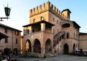 Taller de Luca della Robbia en la Vía Güelfa de Florencia establecido allí en 1446 (por entonces en las afueras de la ciudad por el riesgo del fuego de los hornos del taller) que funcionó hasta 1530 y cuando la familia se extinguió, y se perdieron los secretos de la fórmula del vidriado).